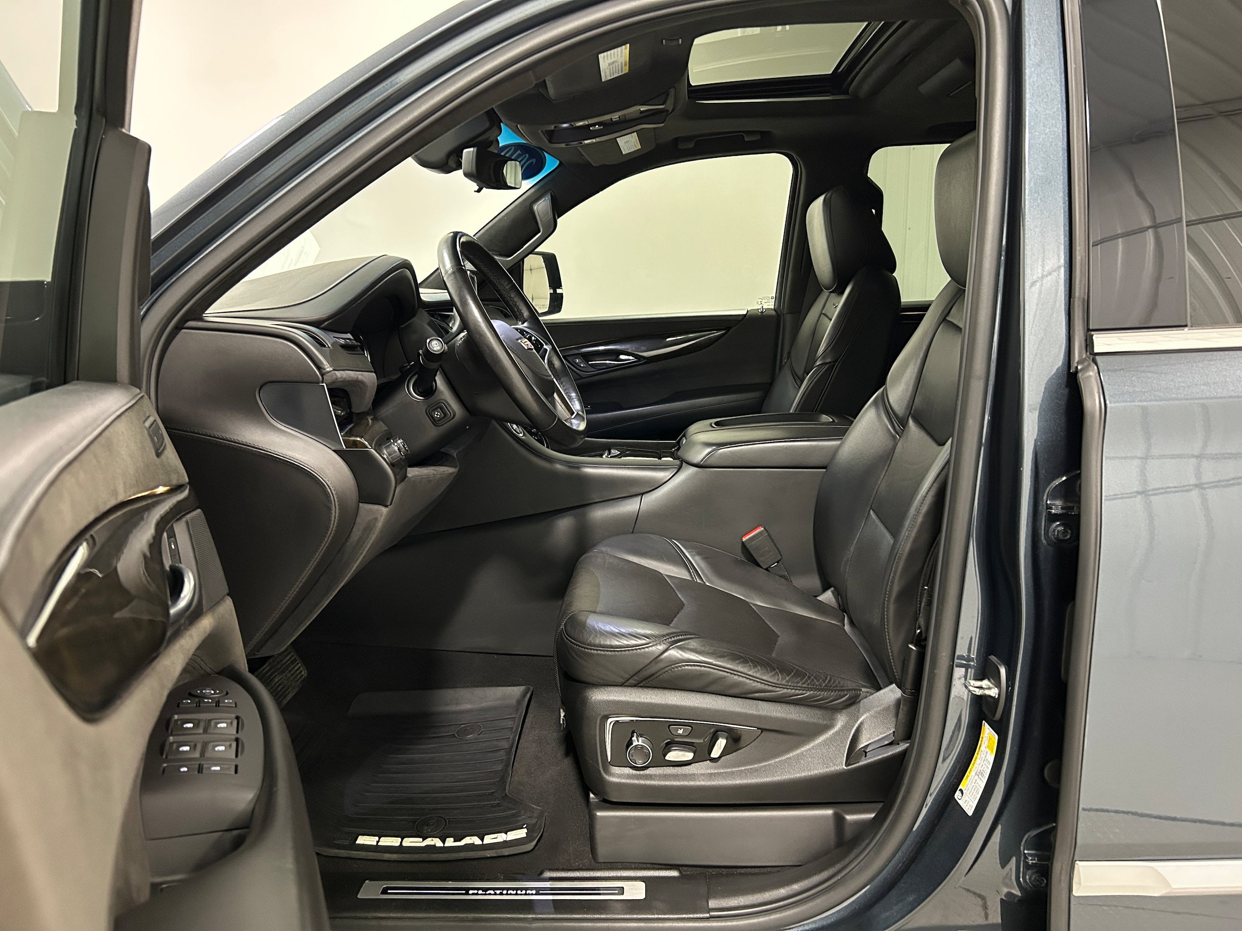 Used 2019 Cadillac Escalade ESV Platinum AWD/4WD image 4