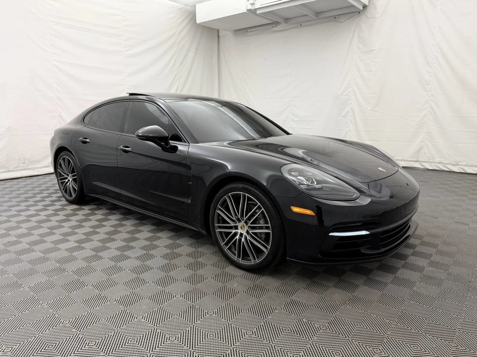 Used 2018 Porsche Panamera RWD image 5