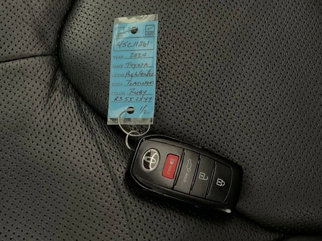 Used 2024 Toyota Highlander Platinum AWD/4WD image 43