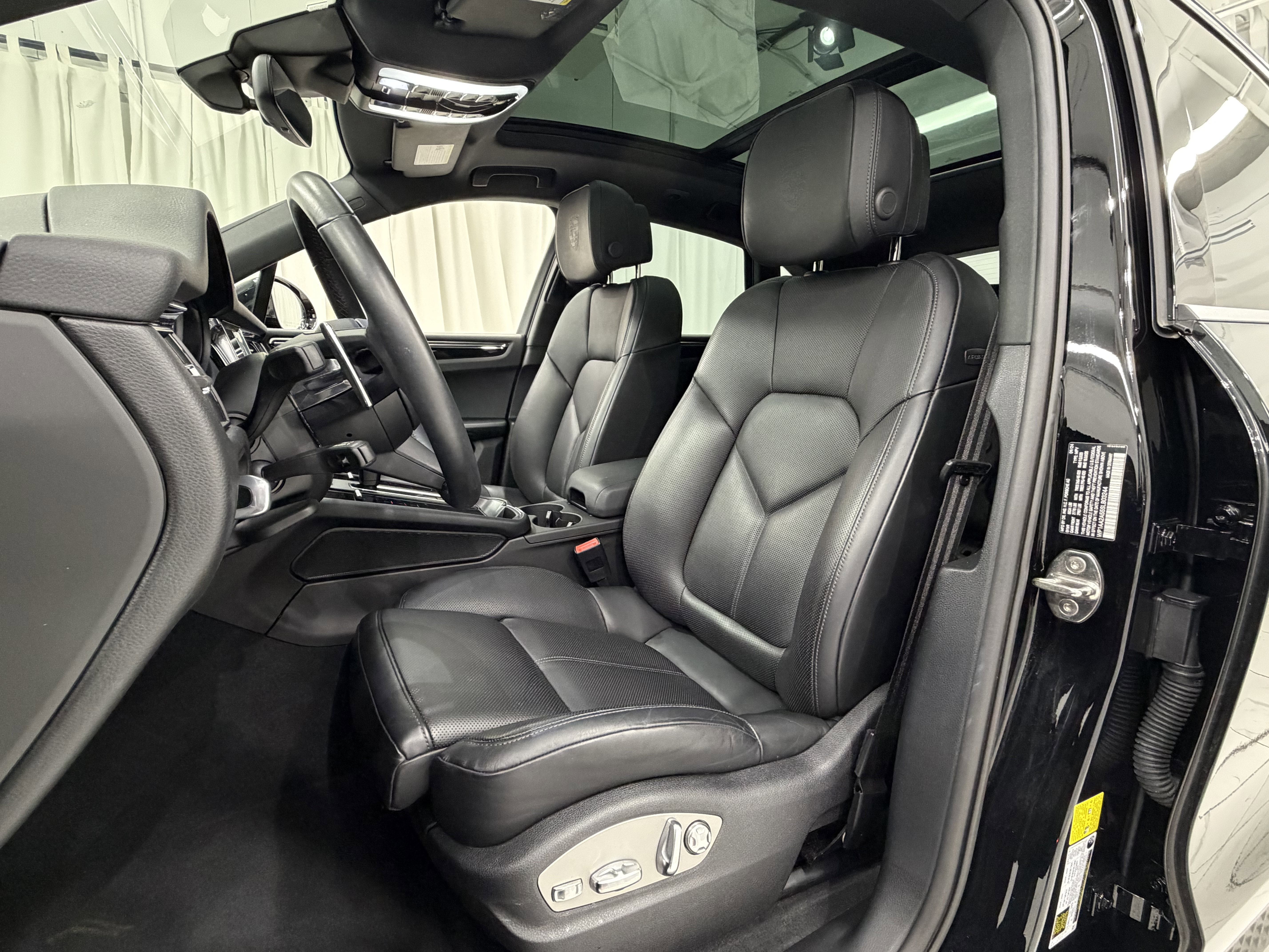 Certified 2025 Porsche Macan image 31