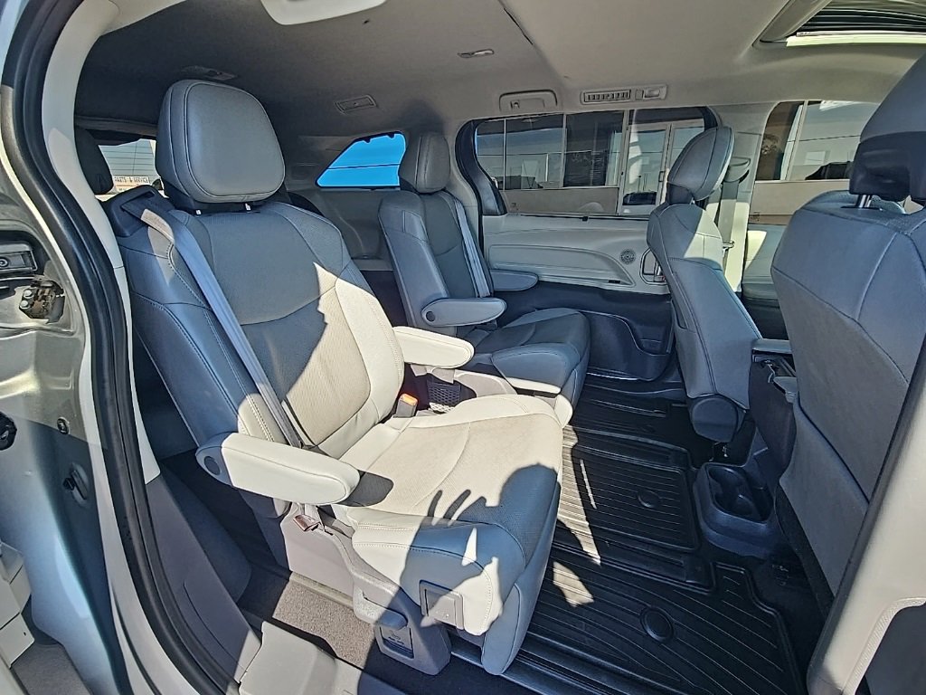 Used 2021 Toyota Sienna Limited image 18