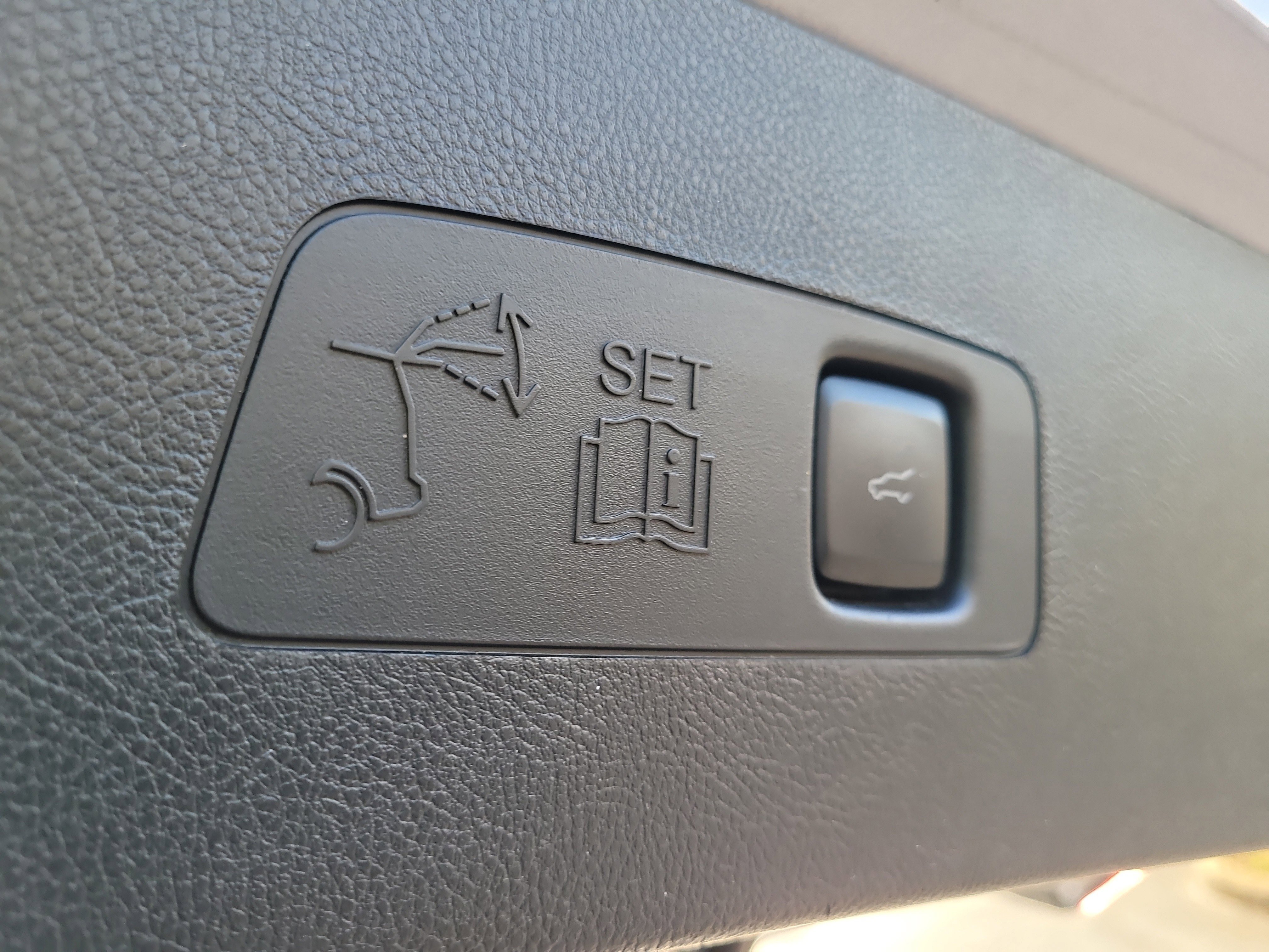 Used 2022 Lincoln Corsair FWD w/ Towing Package image 12