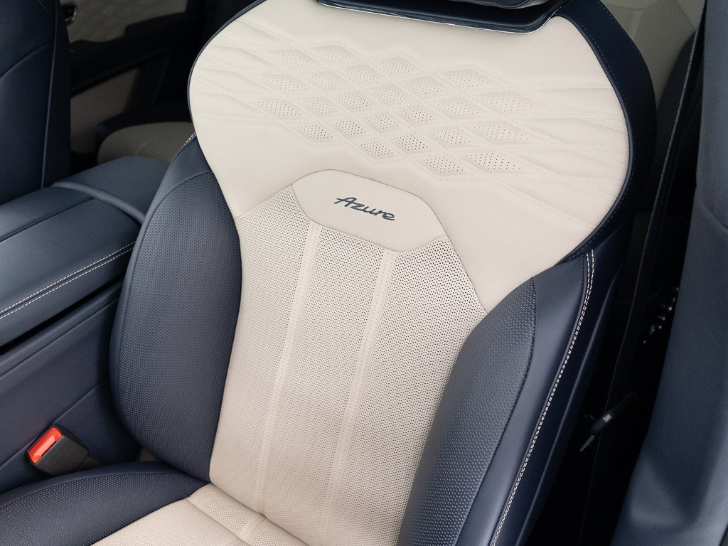 Used 2025 Bentley Bentayga image 18