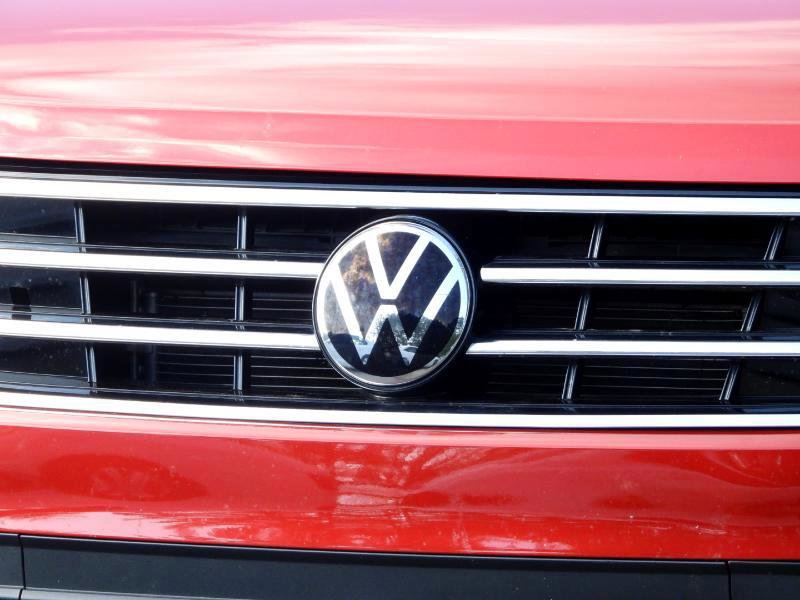 Used 2023 Volkswagen Tiguan SE w/ Panoramic Sunroof Package image 3
