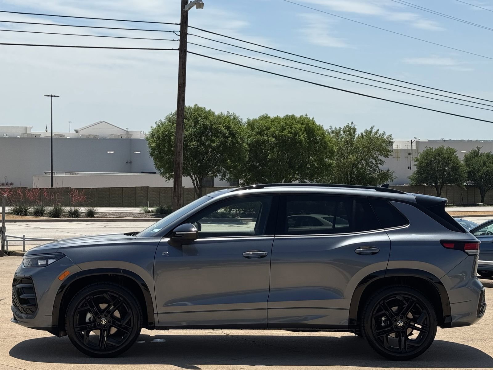 New 2026 Volkswagen Tiguan SE R-Line FWD image 8