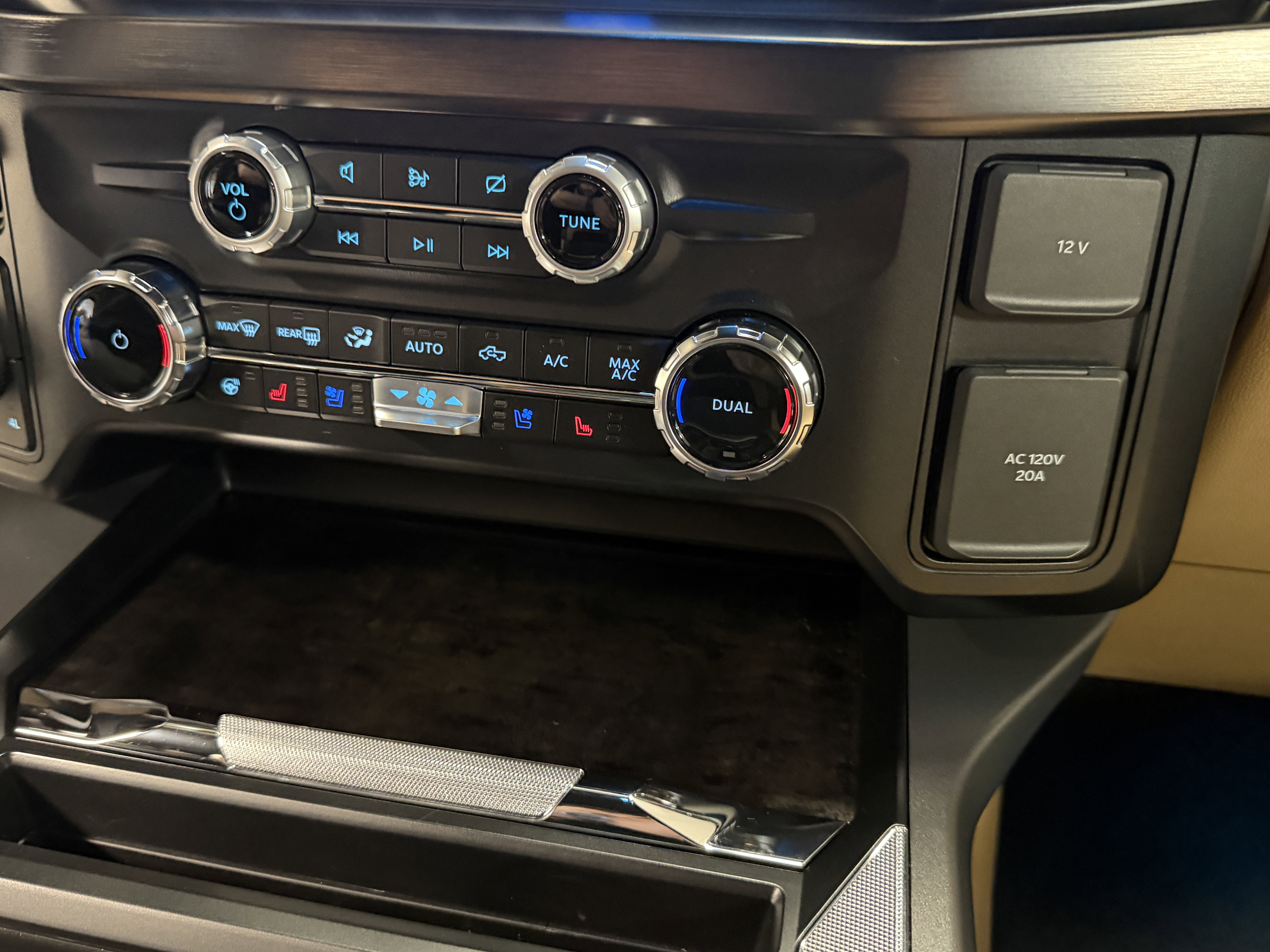 Used 2024 Ford F350 Lariat w/ Lariat Ultimate Package AWD/4WD image 14
