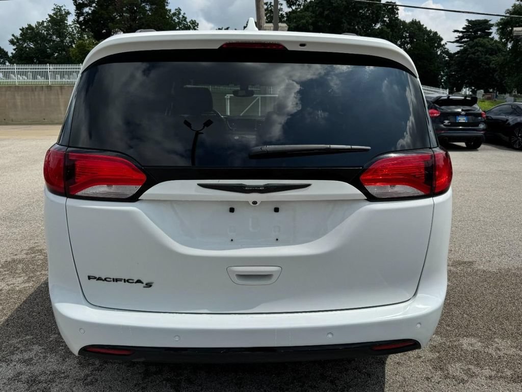 Used 2018 Chrysler Pacifica Touring-L Plus FWD image 4