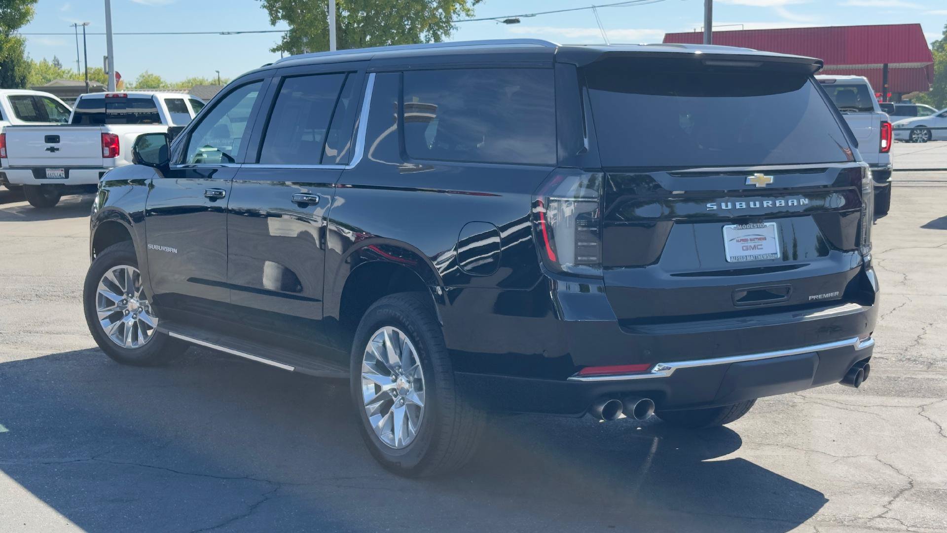 Used 2025 Chevrolet Suburban Premier AWD/4WD image 5