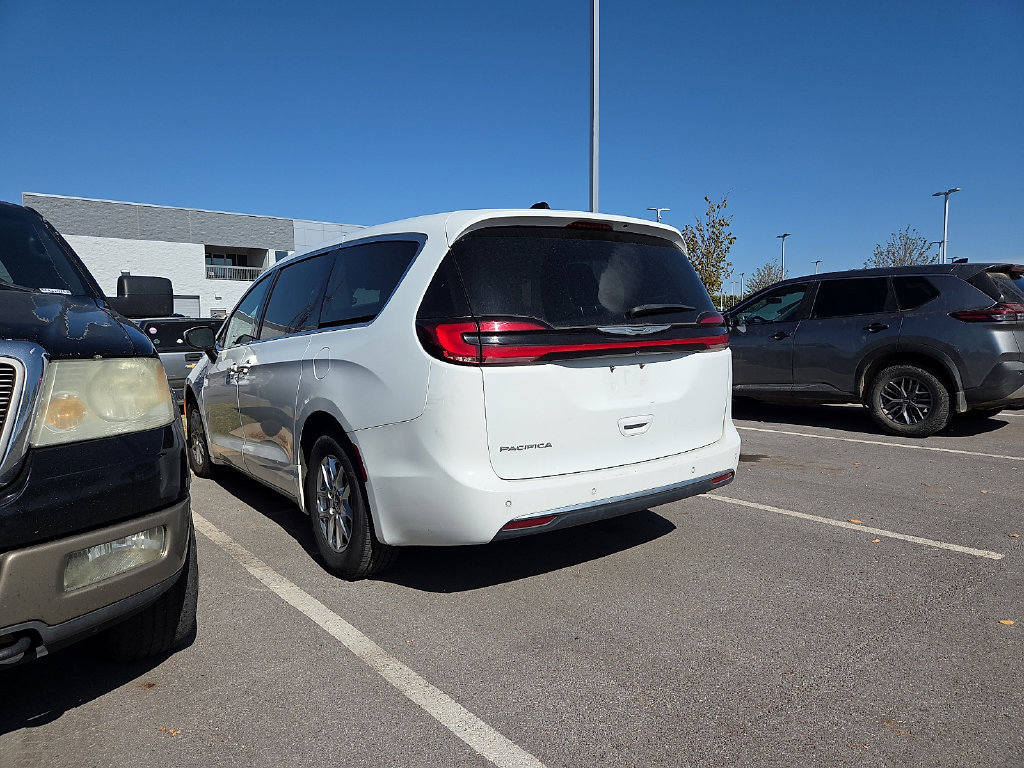 Used 2023 Chrysler Pacifica Touring-L FWD image 2