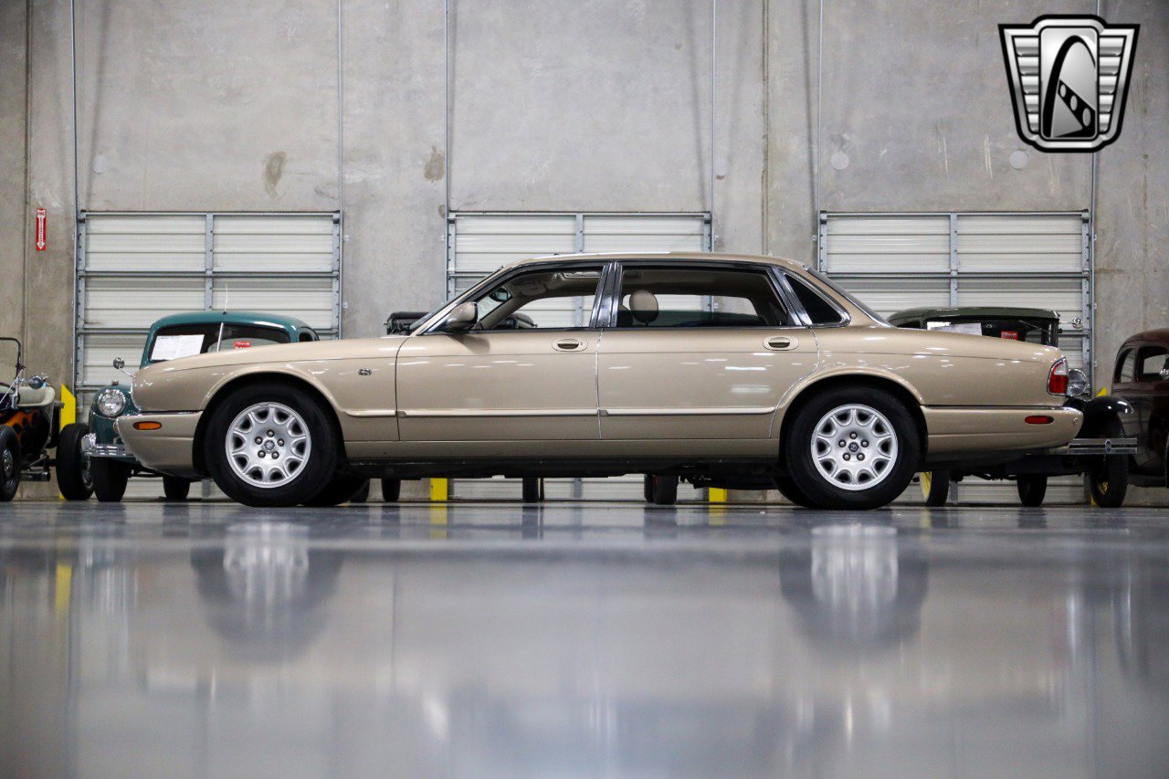 Used 2001 Jaguar XJ8 image 3