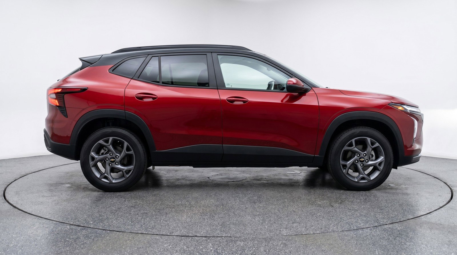 Used 2025 Chevrolet Trax LT FWD image 11