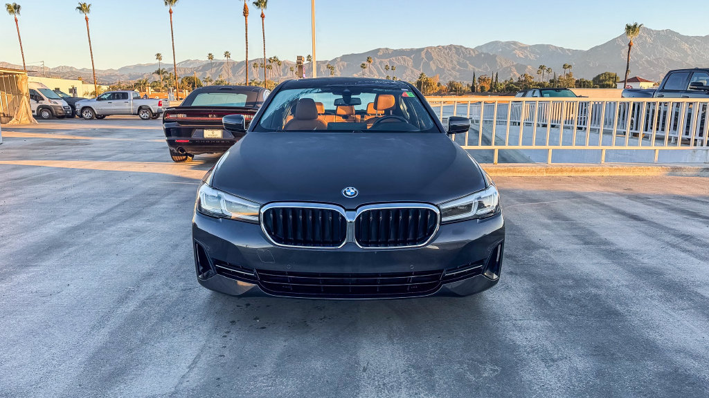 Used 2022 BMW 530e w/ Premium Package RWD image 3
