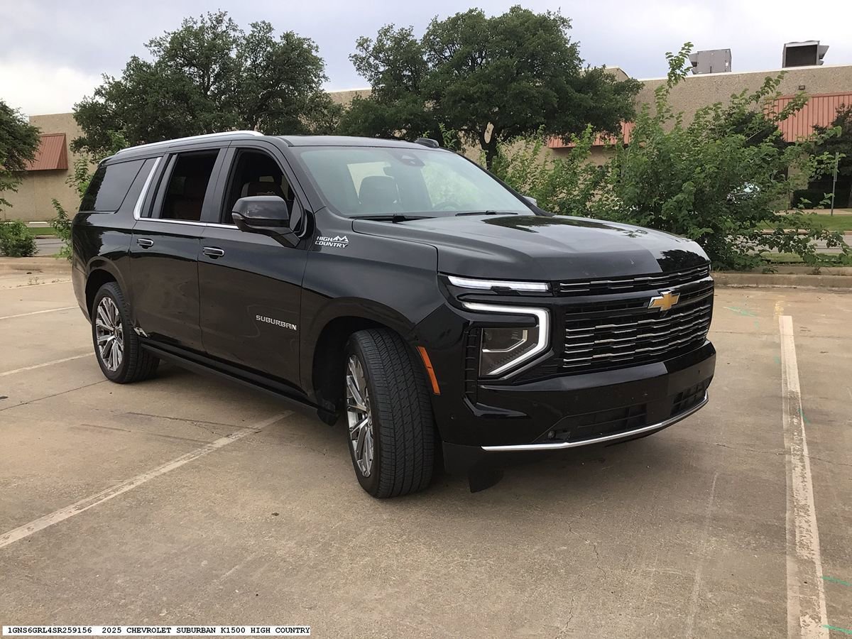 Used 2025 Chevrolet Suburban High Country AWD/4WD image 3