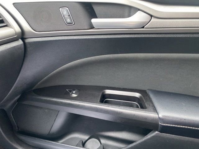Used 2017 Ford Fusion SE FWD image 19