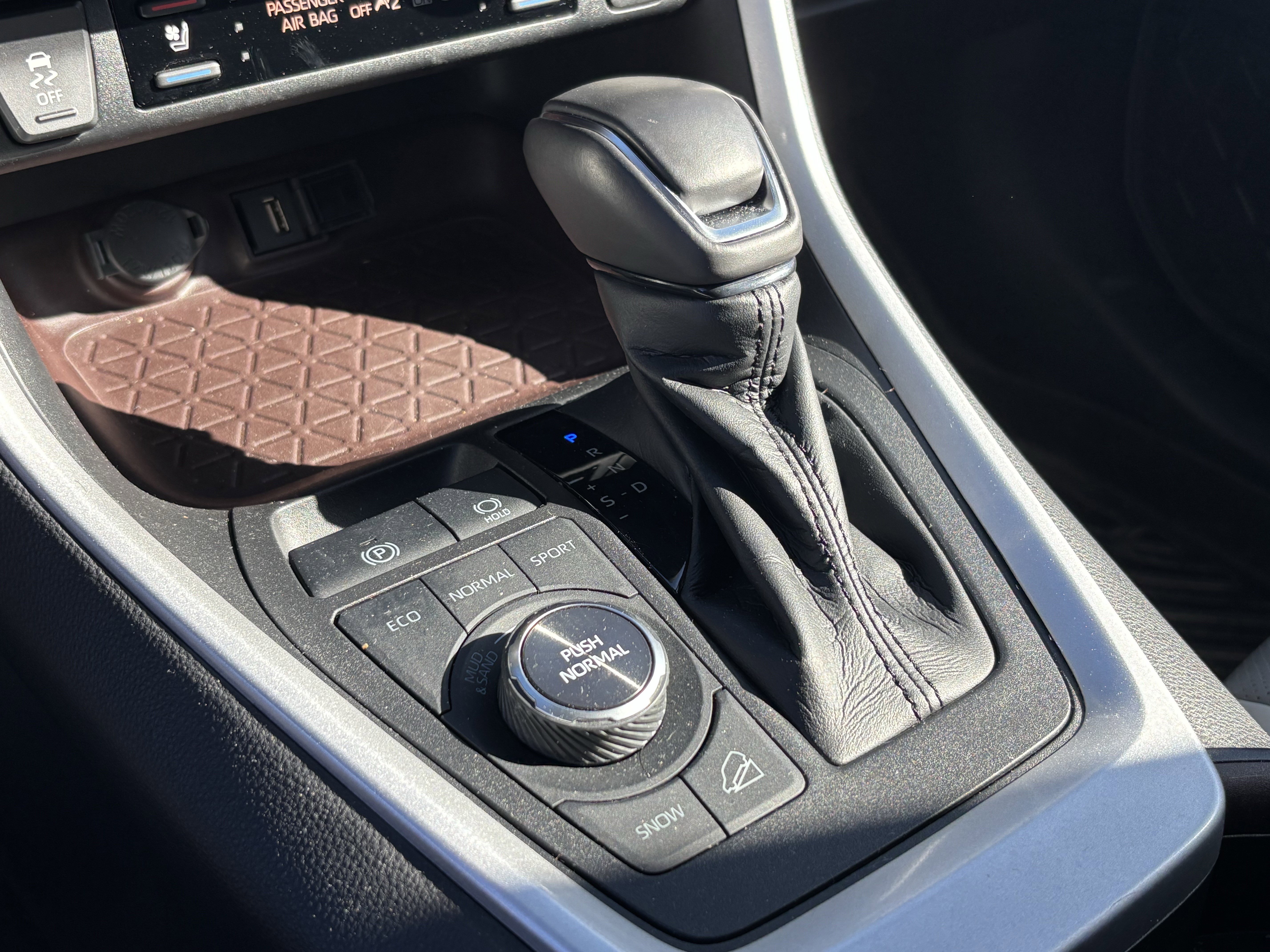 Used 2021 Toyota RAV4 Limited image 26