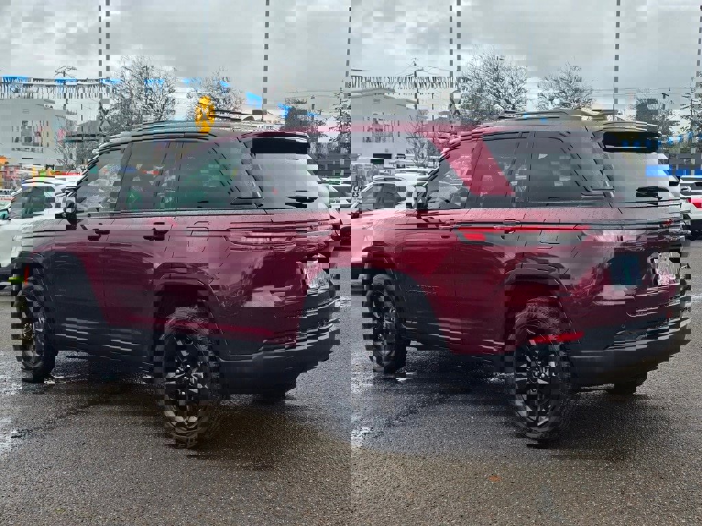 Used 2023 Jeep Grand Cherokee Altitude image 34