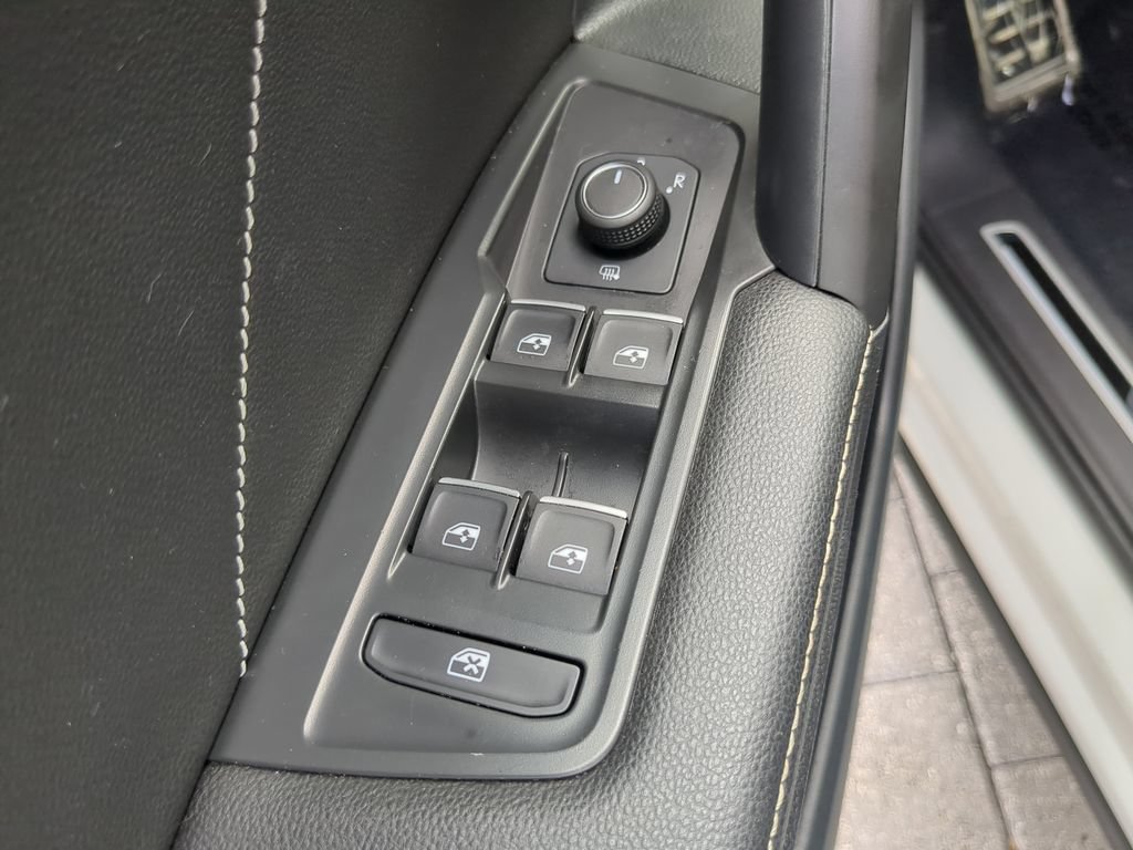 Certified 2023 Volkswagen Tiguan SE R-Line FWD image 17