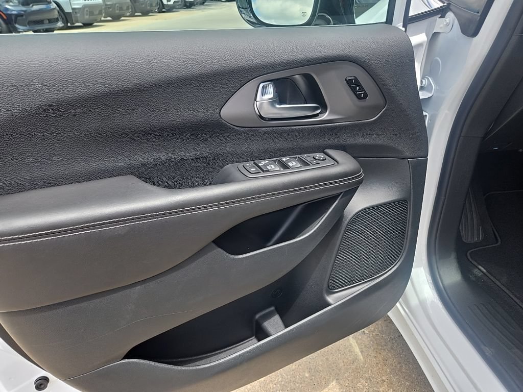 New 2027 Chrysler Pacifica Select w/ Family Tech Group FWD image 31