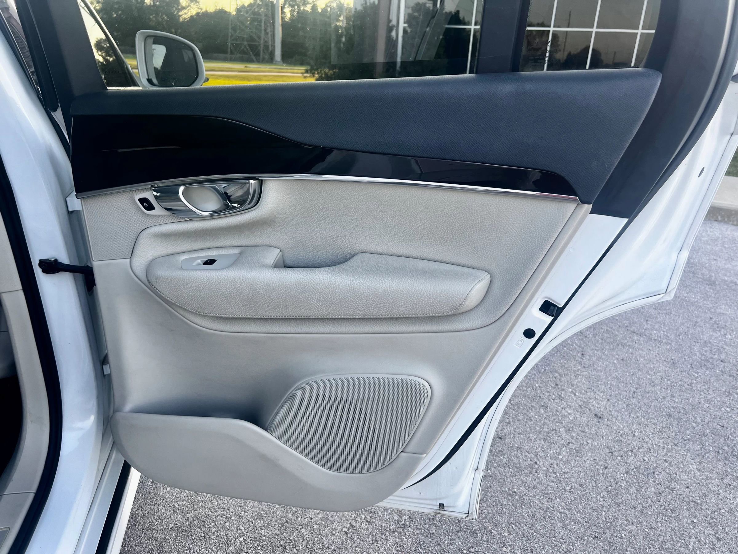 Used 2017 Volvo XC90 T5 Momentum w/ Vision Package image 32