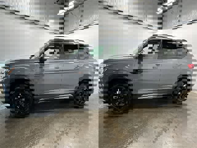 New 2025 Volkswagen Atlas Peak Edition SE image 2