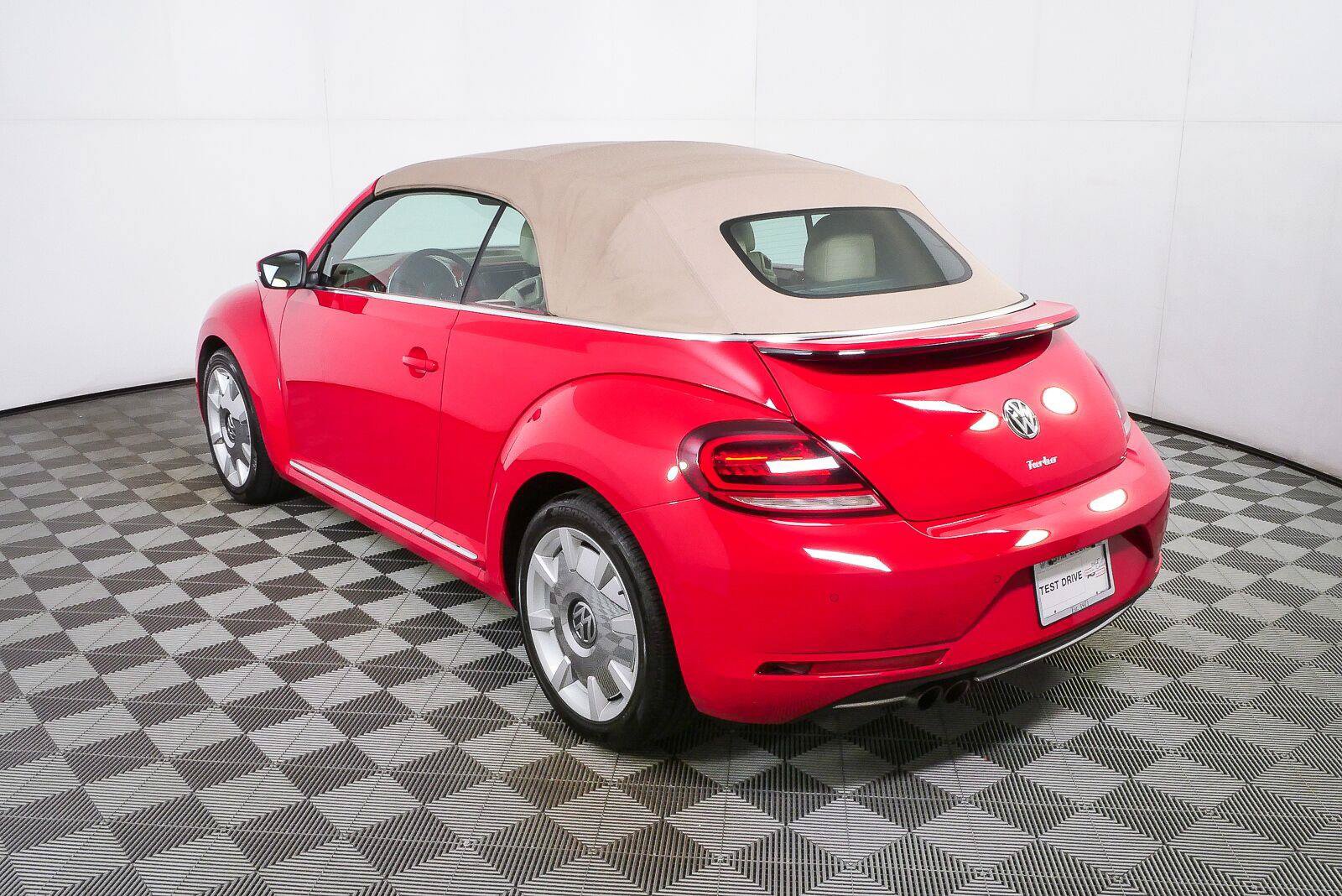 Used 2019 Volkswagen Beetle 2.0T SE w/ SE Premium Package FWD image 26