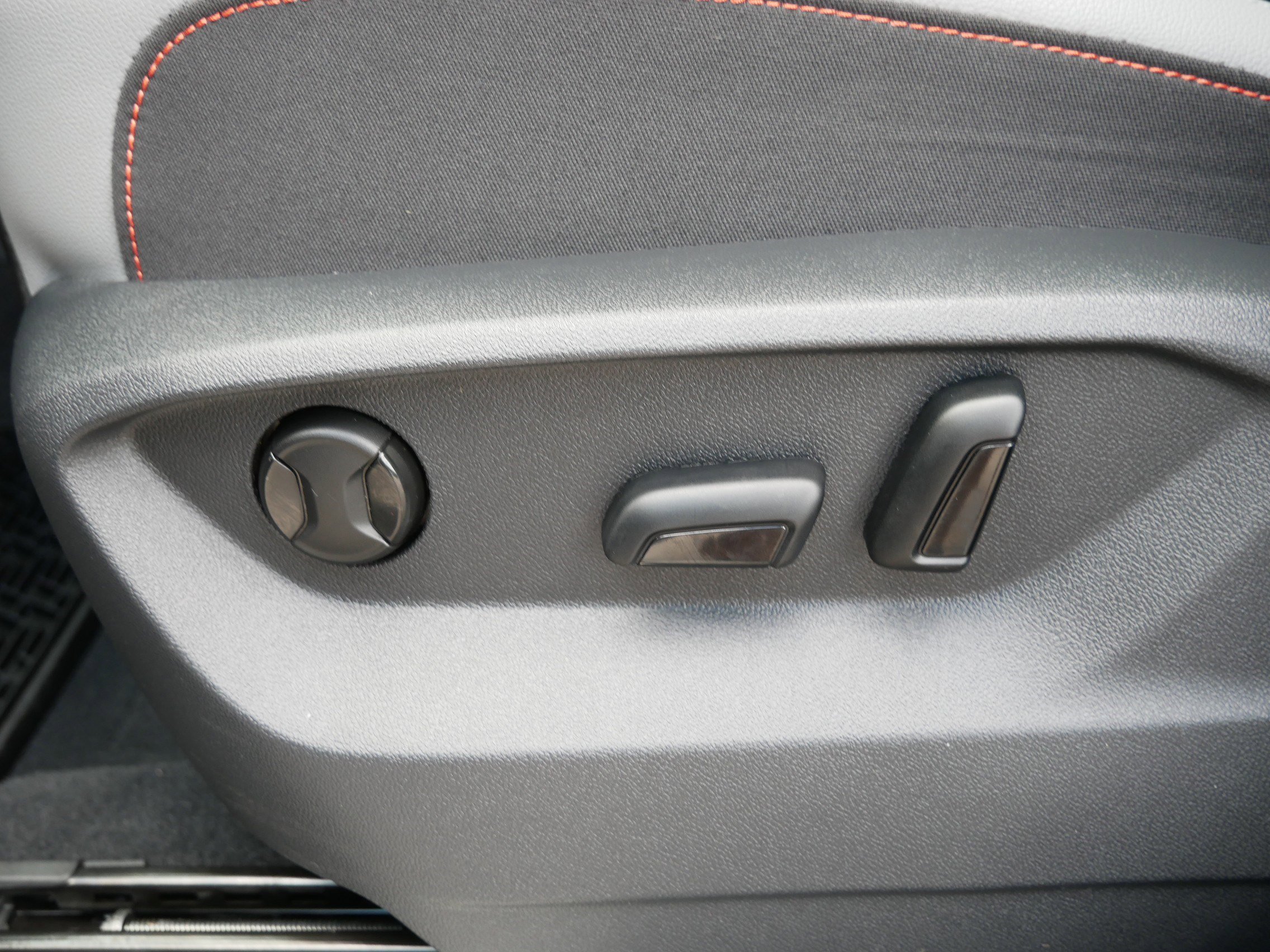 Certified 2025 Volkswagen Atlas Peak Edition SE image 24