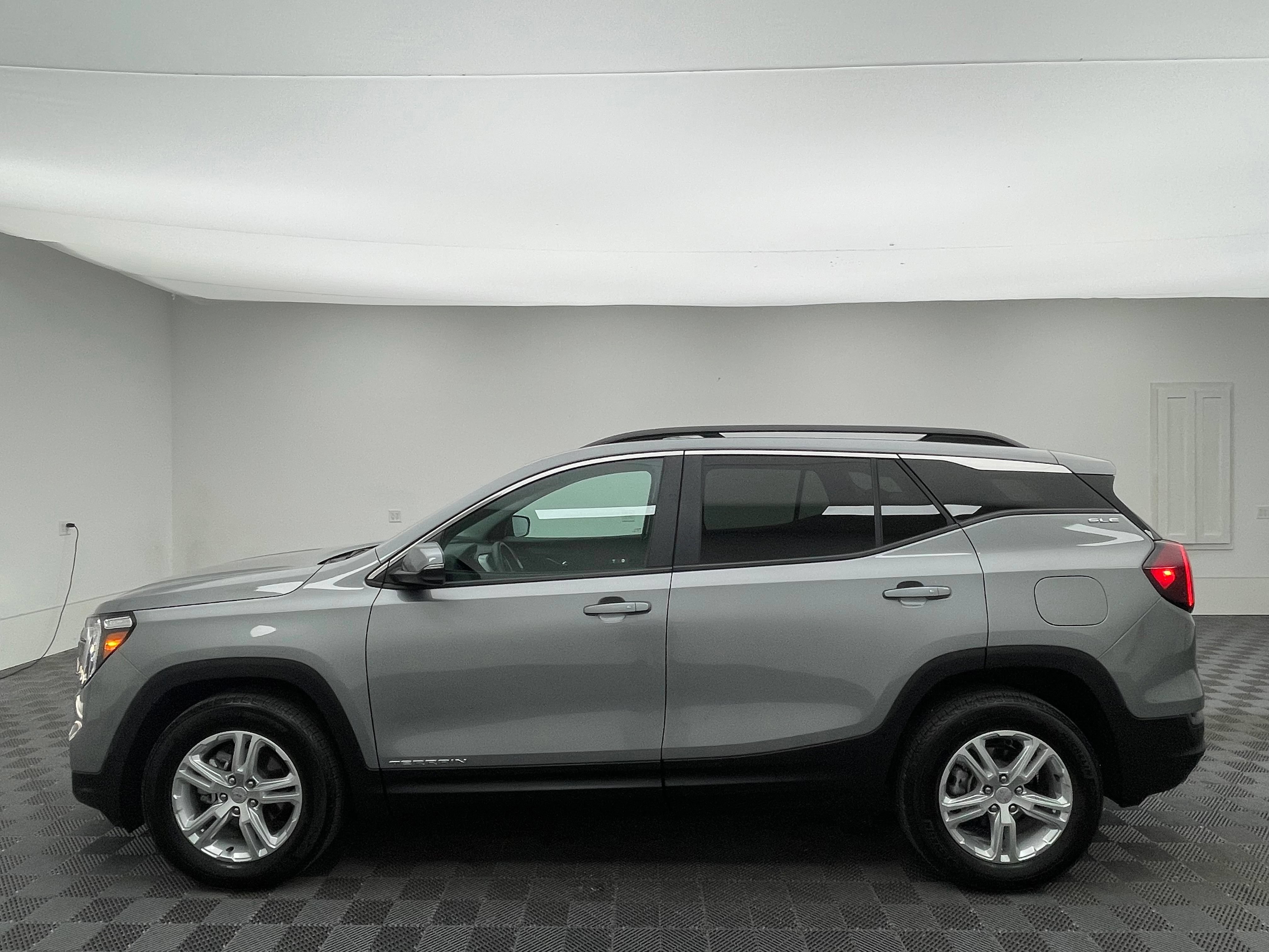 Used 2024 GMC Terrain SLE w/ Driver Convenience Package FWD image 12