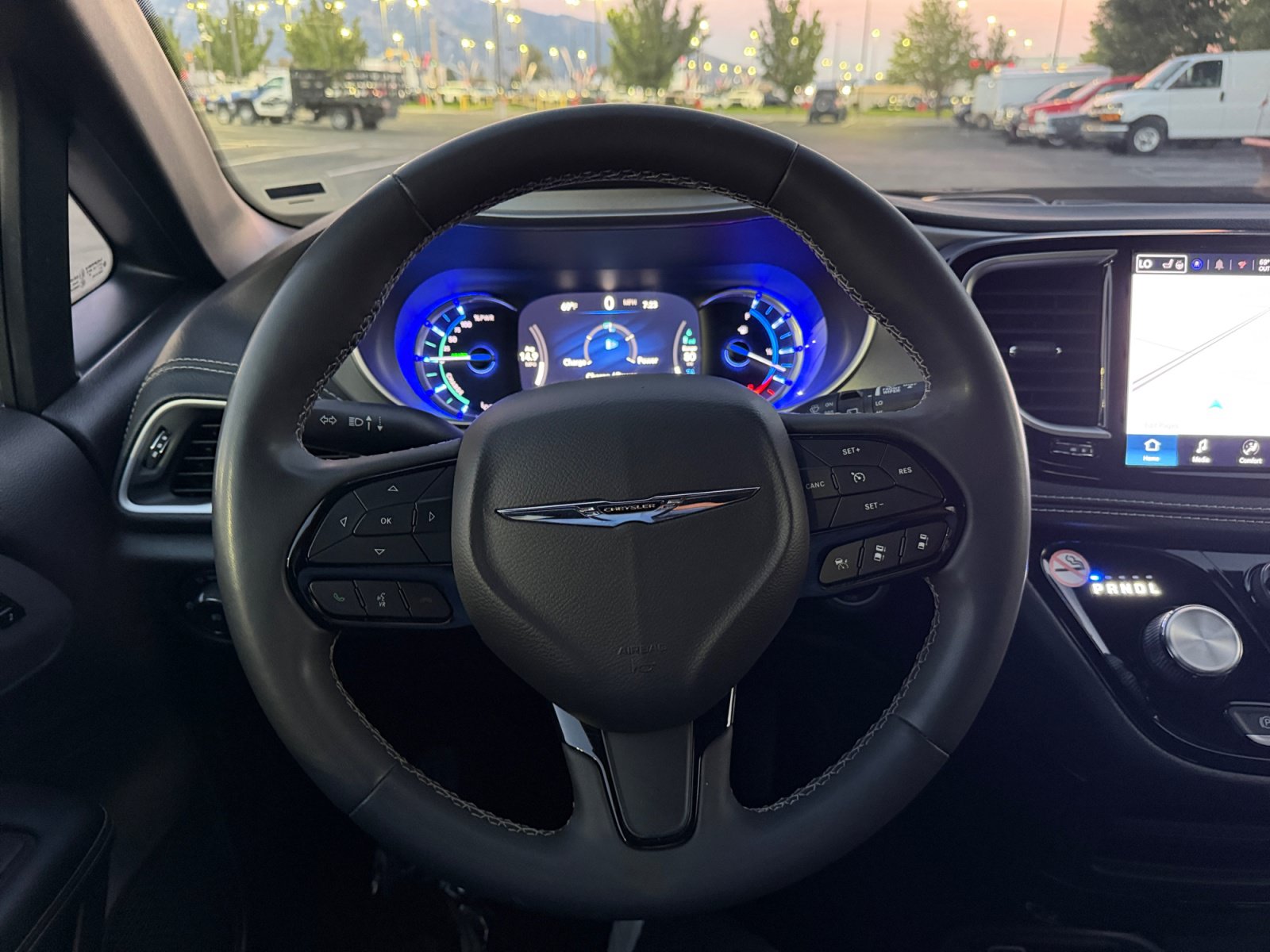 Used 2024 Chrysler Pacifica Limited FWD image 9