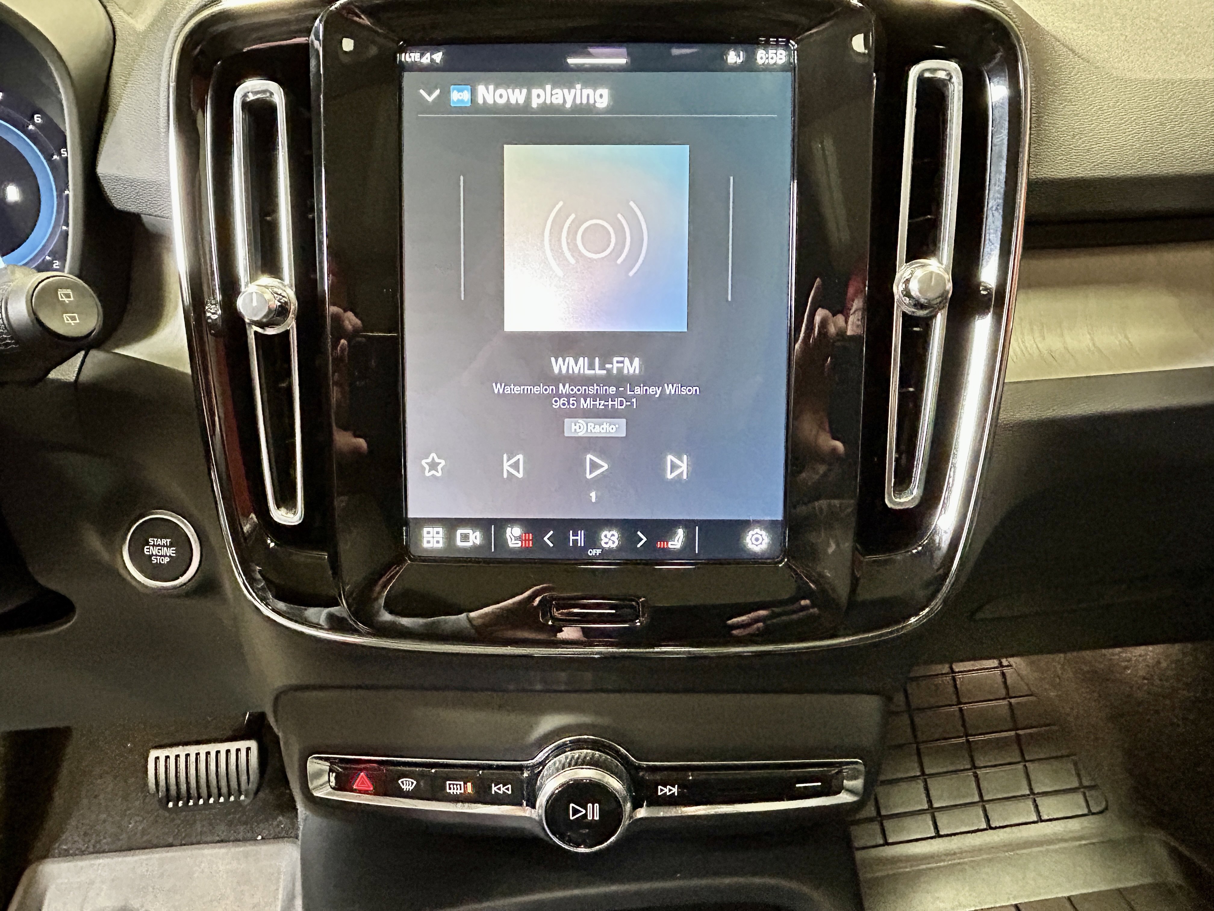 Used 2025 Volvo XC40 B5 Ultra w/ Climate Package image 29