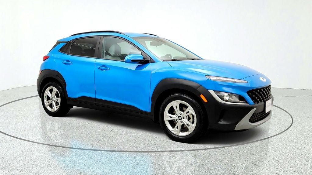 Used 2023 Hyundai Kona SEL w/ Winter Weather Package FWD image 3