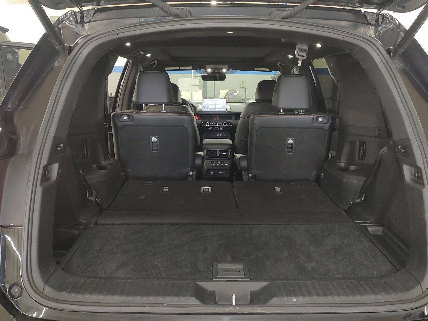 Used 2025 Honda Pilot TrailSport image 28