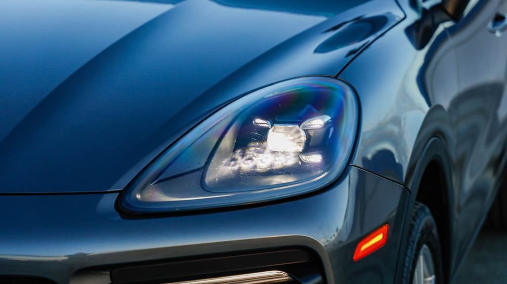 Used 2023 Porsche Cayenne Platinum Edition image 5