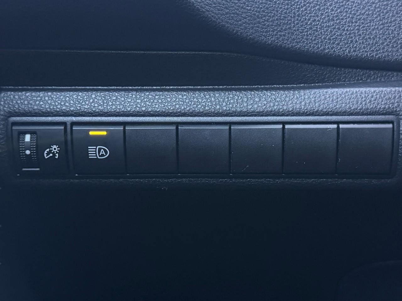 Used 2020 Toyota Corolla SE w/ SE Premium Package image 21