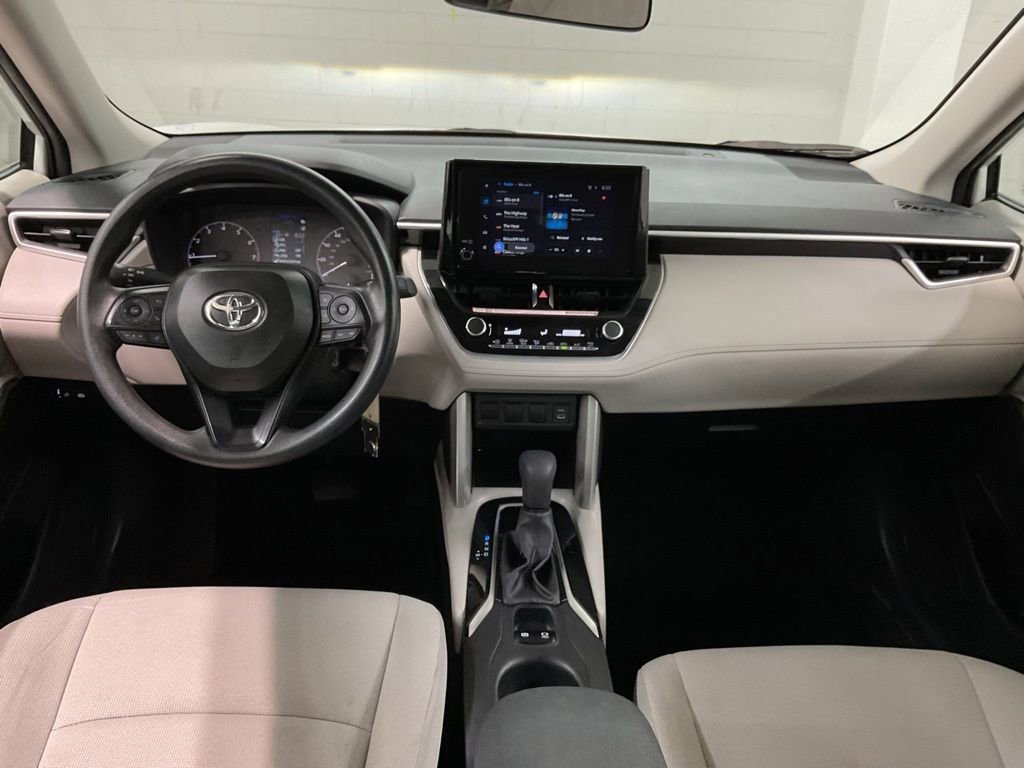 Used 2025 Toyota Corolla Cross L image 6