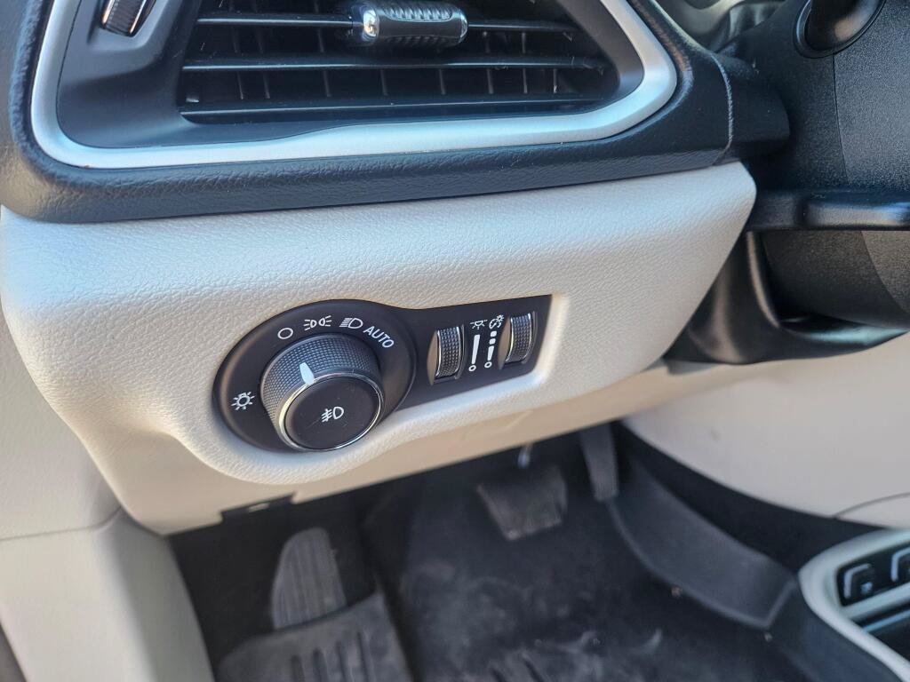 Used 2019 Chrysler Pacifica Touring-L FWD image 21