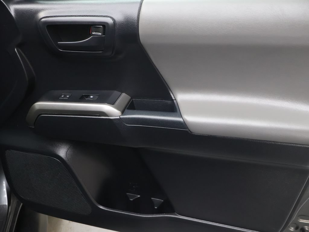 Used 2020 Toyota Tacoma SR5 AWD/4WD image 11
