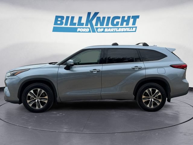 Used 2022 Toyota Highlander XLE AWD/4WD image 2