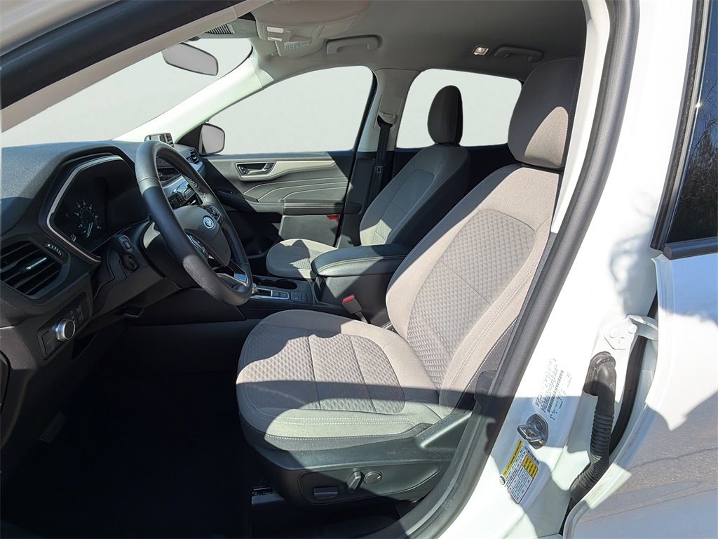 Used 2022 Ford Escape SE w/ SE Sport Appearance Package image 2