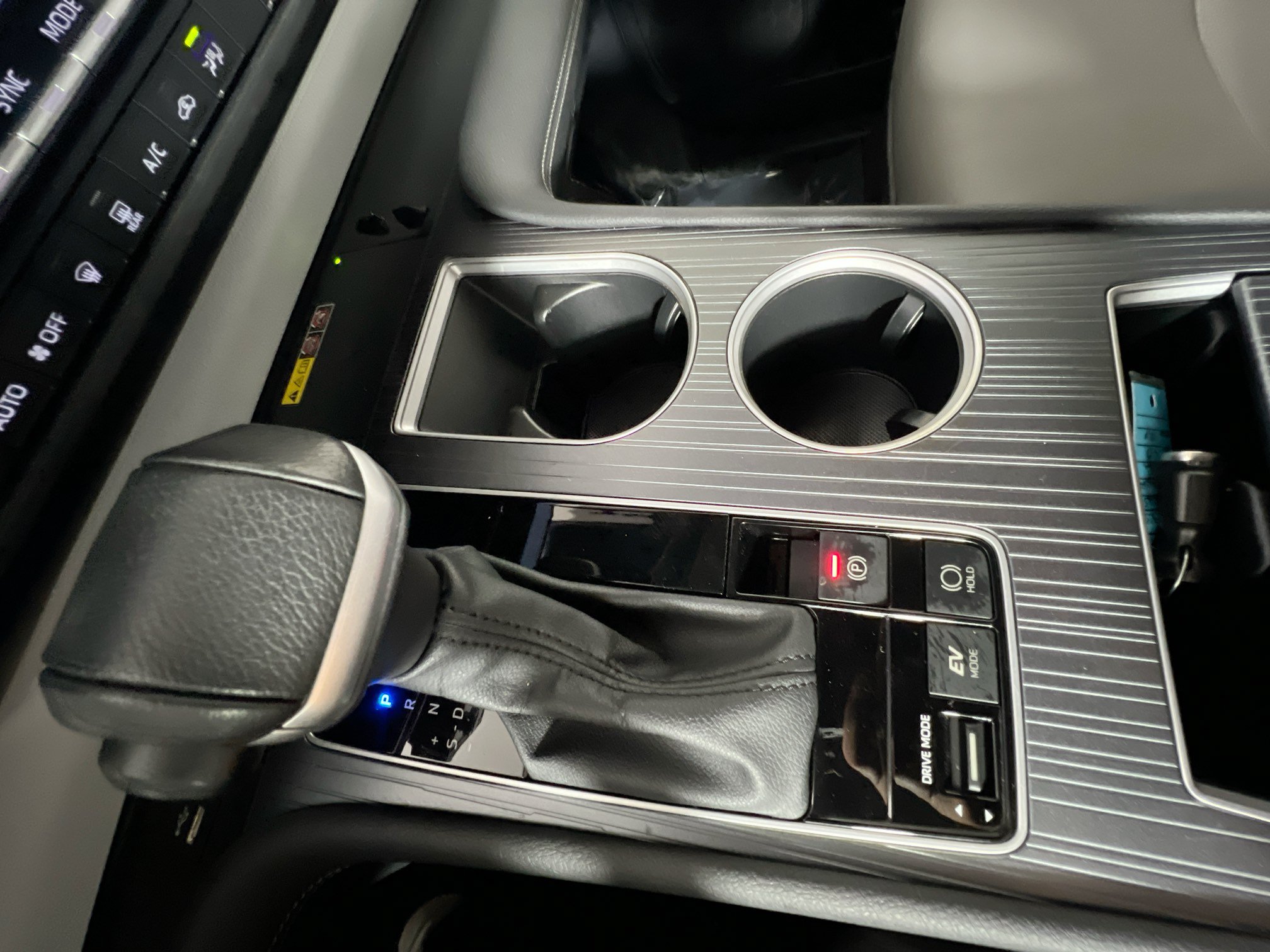 Used 2025 Toyota Sienna XLE FWD image 25
