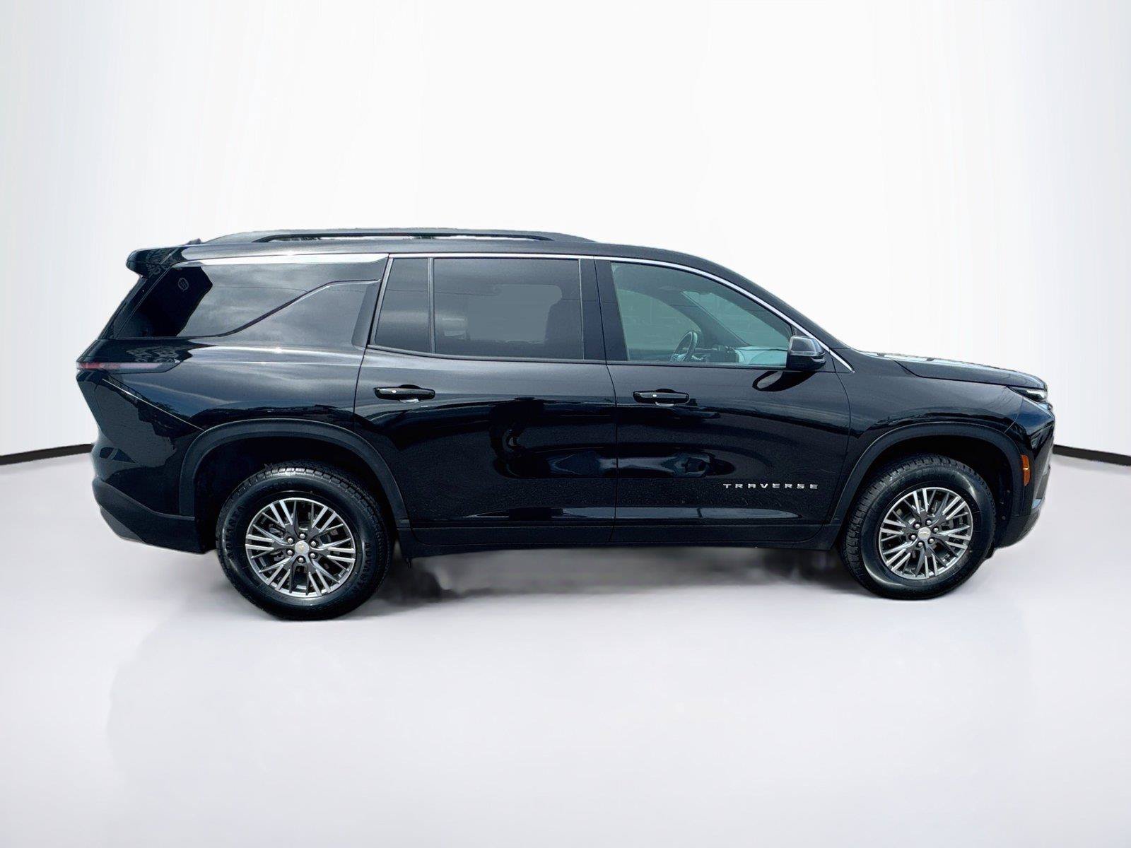 Used 2025 Chevrolet Traverse LT FWD image 6