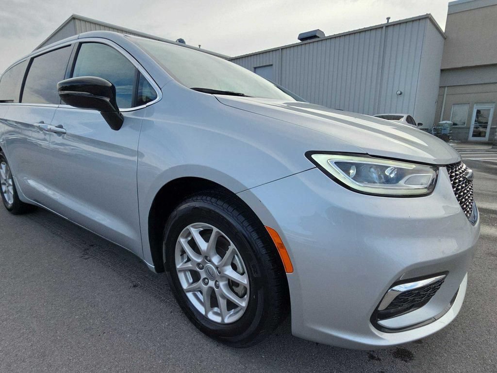 Used 2024 Chrysler Pacifica Touring-L FWD image 3