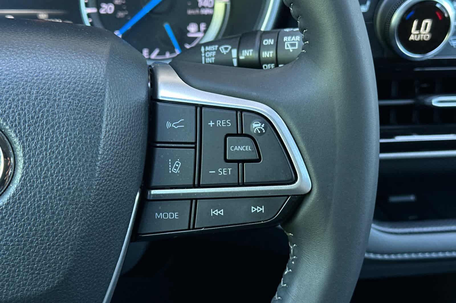Used 2022 Toyota Highlander XLE AWD/4WD image 28