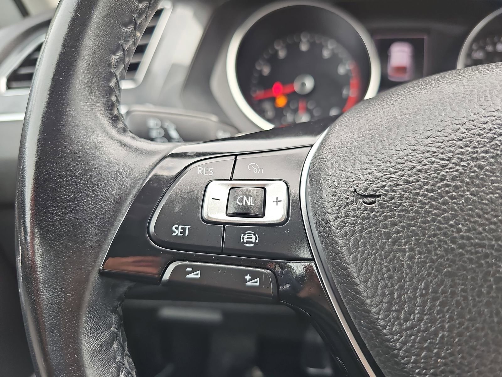 Used 2019 Volkswagen Tiguan SE w/ Panoramic Sunroof Package image 18