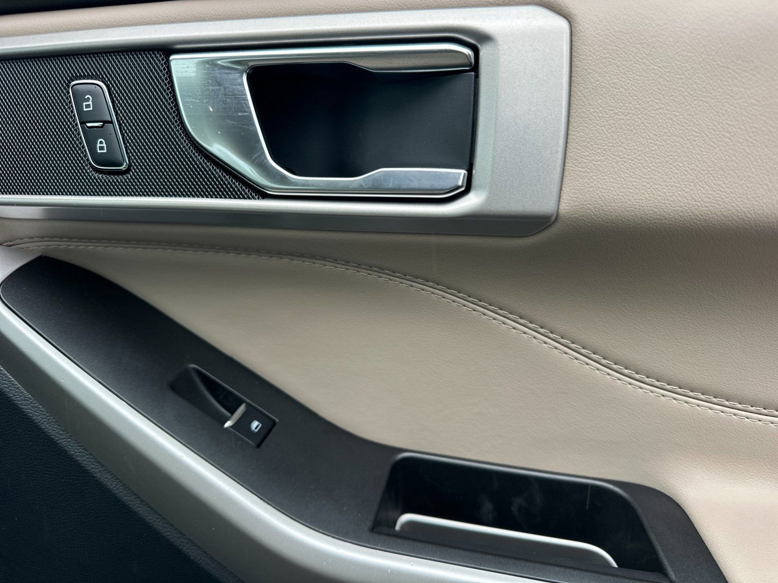 Used 2024 Ford Explorer XLT w/ Equipment Group 202A image 20