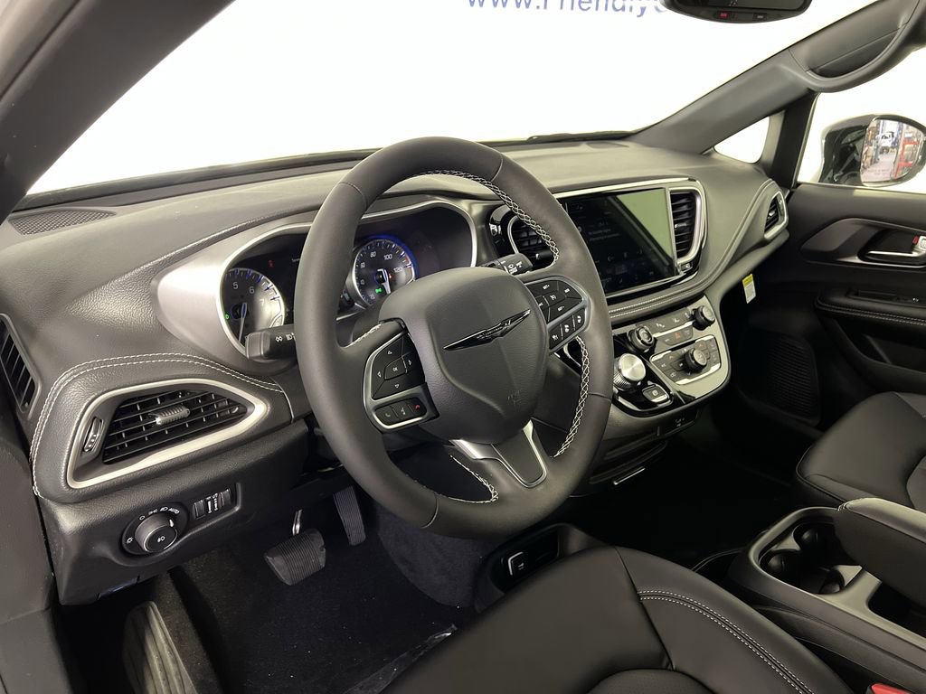 New 2026 Chrysler Pacifica Select image 12