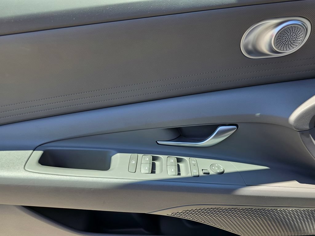 Certified 2025 Hyundai Elantra SE FWD image 22