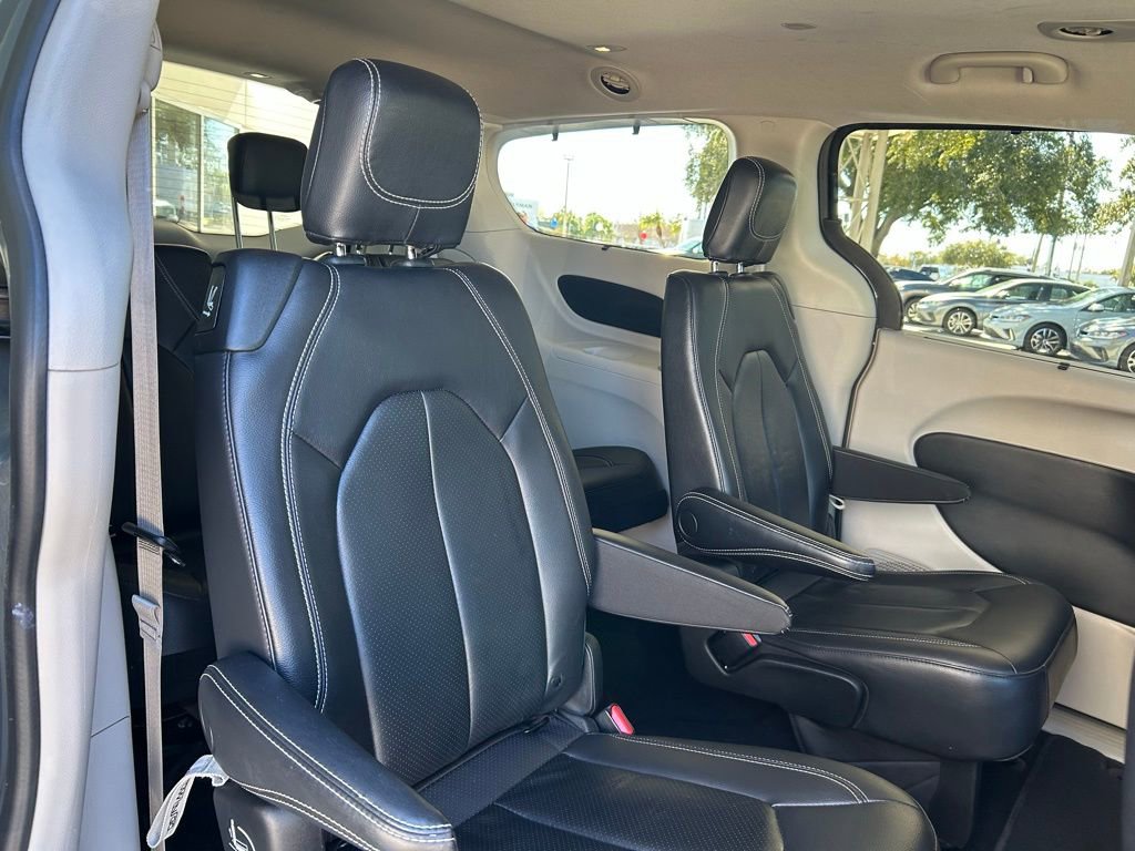 Used 2022 Chrysler Pacifica Touring-L image 49