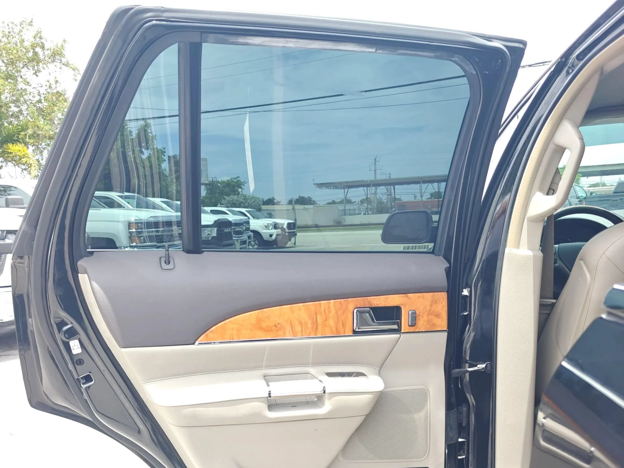 Used 2013 Lincoln MKX FWD image 9