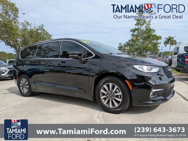 Used 2025 Chrysler Pacifica Select