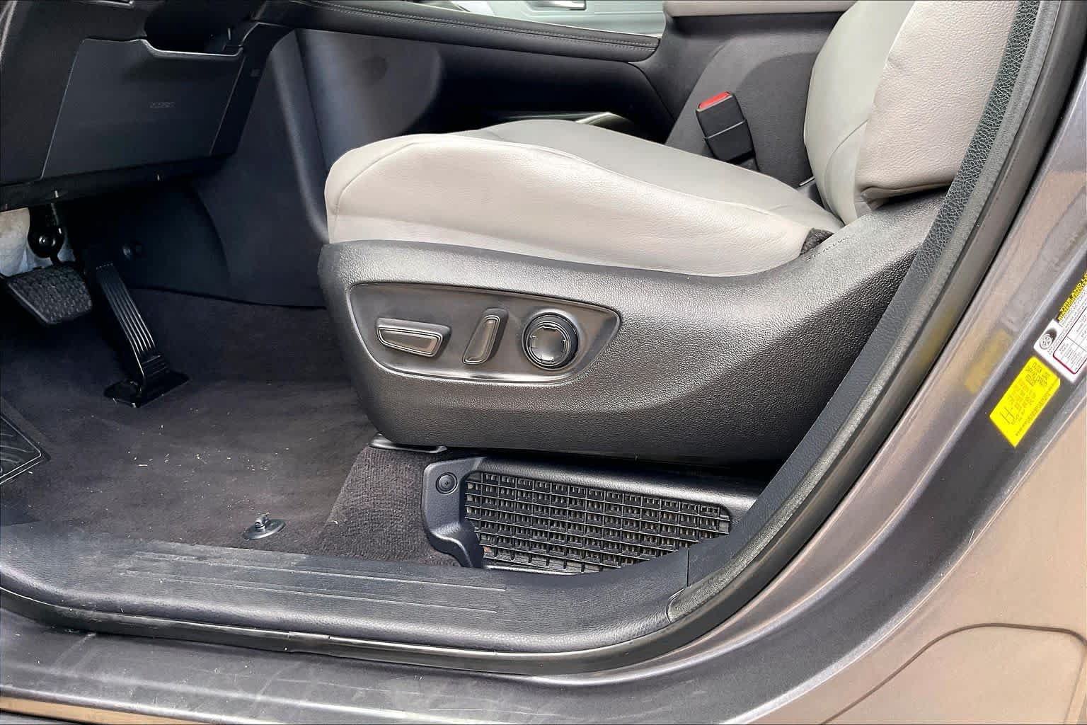 Used 2025 Toyota Sienna XLE FWD image 36